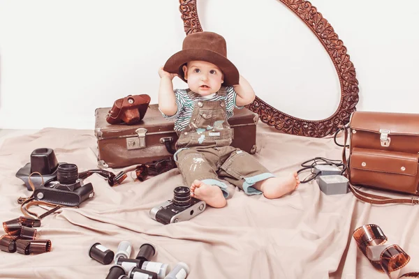 Pequeno fotógrafo de bebê com uma câmera e filme fotográfico — Fotografia de Stock