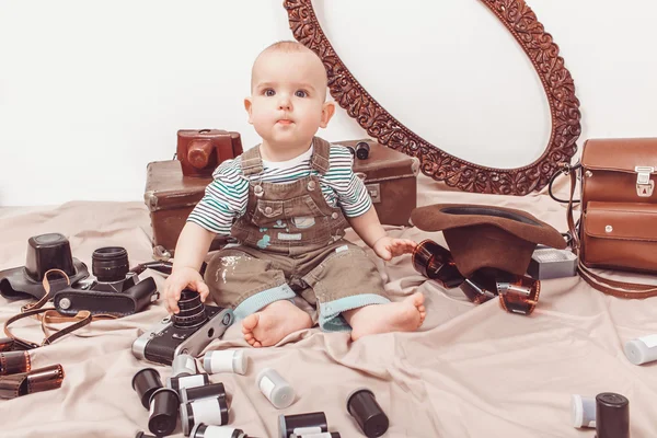 Pequeno fotógrafo de bebê com uma câmera e filme fotográfico — Fotografia de Stock