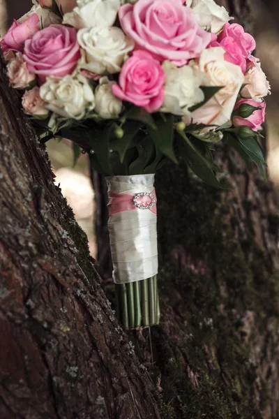 Bodegón con ramo de bodas y anillos de boda — Foto de Stock