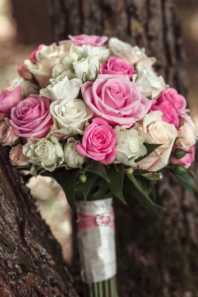 Natureza morta com buquê de casamento e anéis de casamento — Fotografia de Stock