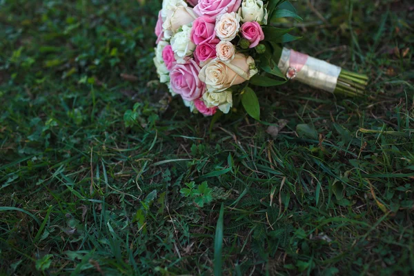 Bodegón con ramo de bodas y anillos de boda — Foto de Stock