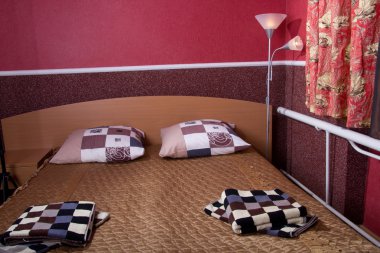 ucuz bir motel odasında