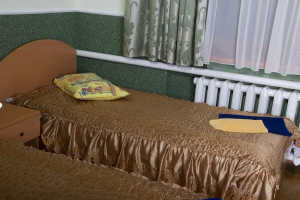 Um quarto em um motel barato — Fotografia de Stock