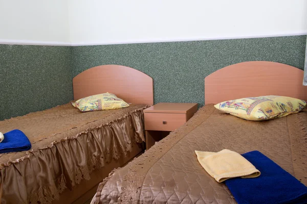 Um quarto em um motel barato — Fotografia de Stock