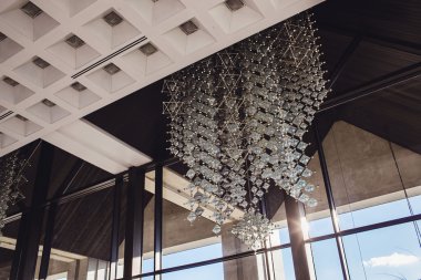 Büyük Salon'daki tavanda kristal avize