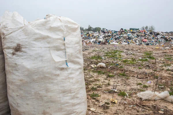 Mülldeponie. Müll. Siedlungsabfälle und Lebensmittelabfälle — Stockfoto