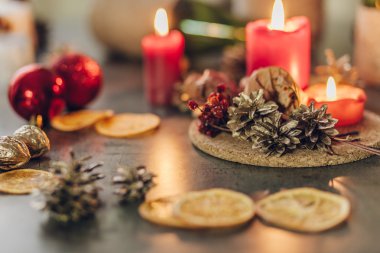 Mum ışığında Noel süsleri