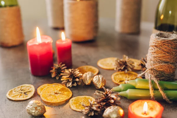 Рождественские украшения при свечах — стоковое фото