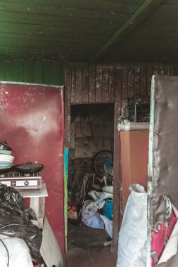 Rusya - 10 Aralık 2015: eski yıpranmış ev