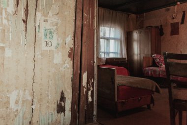 Rusya - 10 Aralık 2015: eski yıpranmış ev