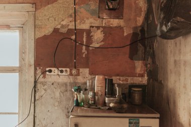 Rusya - 10 Aralık 2015: eski yıpranmış ev