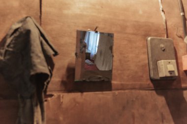 Rusya - 10 Aralık 2015: eski yıpranmış ev