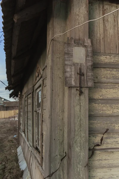Russia - 10 dicembre 2015: vecchia casa decrepita — Foto Stock