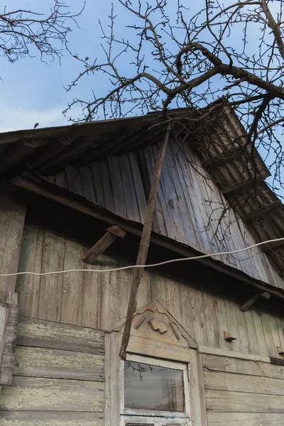 Russia - December 10, 2015: old decrepit house — Stock Photo, Image