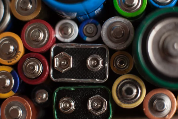 Batterie a colori di diverse dimensioni su uno sfondo bianco isolato — Foto Stock