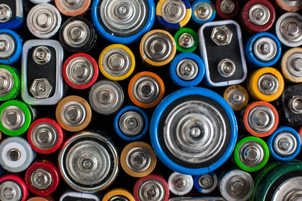 Farb-Batterien unterschiedlicher Größe auf weißem Hintergrund isolieren — Stockfoto