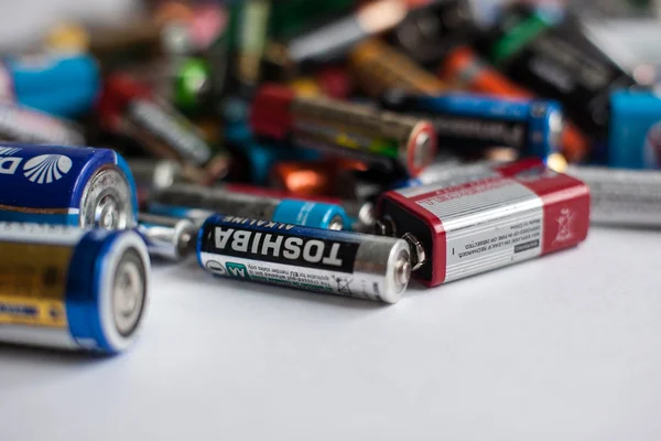 Kleur batterijen van verschillende grootte op een witte achtergrond isoleren — Stockfoto