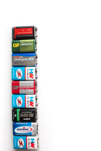 Batterie a colori di diverse dimensioni su uno sfondo bianco isolato — Foto Stock