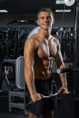 spor salonunda poz vücut geliştirmeci