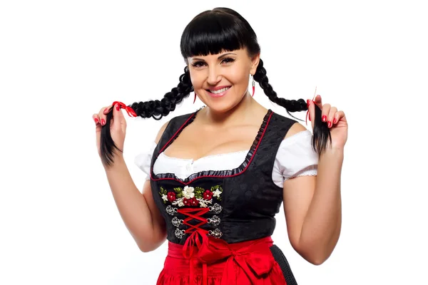 Mulher morena bonita com tranças na Baviera vestida sorrindo — Fotografia de Stock