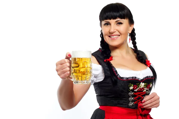 Mulher morena bonita em bávaro vestida com um copo de cerveja — Fotografia de Stock
