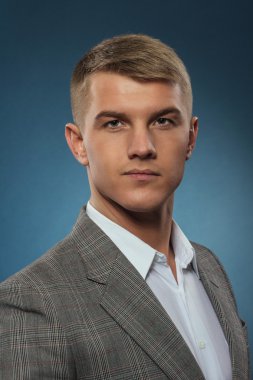 genç işadamı kameraya bakıyor