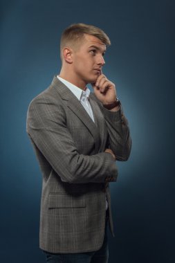 genç işadamı düşünme