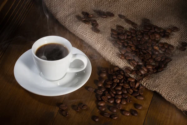 kahve fincanı ve fasulye ahşap masada. 