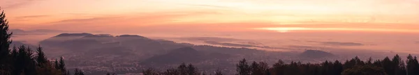 Panorama de la ciudad de Graz cubierto si niebla en la mañana de otoño durante el amanecer. — Foto de Stock