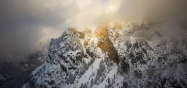 Styria 'daki dağların havası, Yeşil Göl Gruner' ı bulutlu bir kış günü bekliyor.