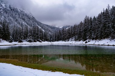 Yeşil Göl Gruner bulutlu bir kış günü görüyor. Ünlü turizm beldesi.