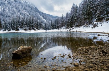 Yeşil Göl Gruner bulutlu bir kış günü görüyor. Ünlü turizm beldesi.