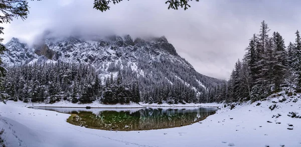 Zielone jezioro Gruner zobaczyć pochmurny zimowy dzień. Znany kierunek turystyczny. — Zdjęcie stockowe
