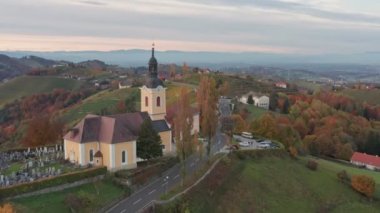 Styria 'da sonbahar günbatımı bölgesinde Avusturya' nın üzüm bağındaki Kitzeck im Sausal bitkisinin havadan görünüşü.