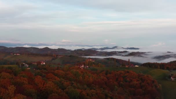 Кінематограф з барвистих осінніх пагорбів у південній стирії над дорогою з Вином від траси Екберга.. — стокове відео