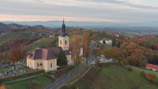 Luftaufnahme des österreichischen Dorfes Kitzeck im Sausal auf einem Weinberg bei herbstlichem Sonnenuntergang in der Steiermark. — Stockvideo