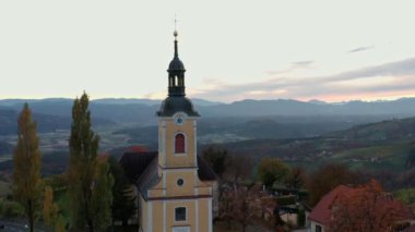 Styria 'da sonbahar günbatımında Avusturya' nın üzüm bağları üzerindeki hava manzarası Kitzeck im Sausal.