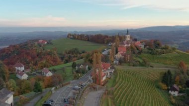 Styria 'da sonbahar günbatımında Avusturya' nın üzüm bağları üzerindeki hava manzarası Kitzeck im Sausal.