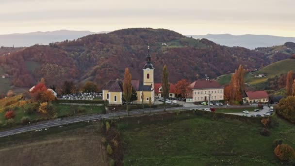 Vista aérea del pueblo austríaco Kitzeck im Sausal en el viñedo. Brote de Iglesia en la cima de la colina de la uva — Vídeo de stock