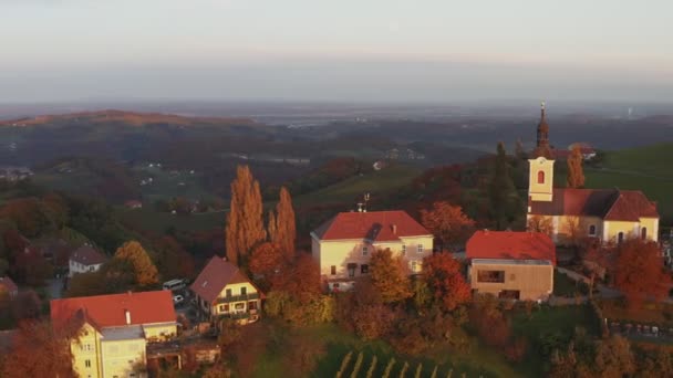 Vista aérea del pueblo austríaco Kitzeck im Sausal en el viñedo. Brote de Iglesia en la cima de la colina de la uva — Vídeo de stock