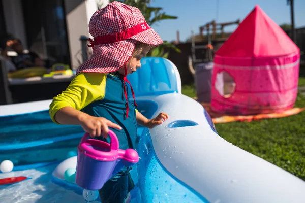 Niño divirtiéndose en la piscina de bebé en el verano. —  Fotos de Stock