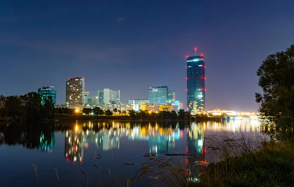 Viyana Avusturya 'daki şehir manzarasında gece manzarası. Donau City 'deki Tuna adasından görüntü.