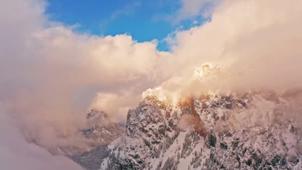 Flug über die Winterberge in Österreich, Hochschwab am grünen See. — Stockvideo