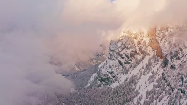 Flug über die Winterberge in Österreich, Hochschwab am grünen See. — Stockvideo