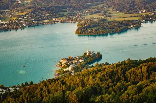 Carinthia, Avusturya 'daki Maria Worthersee Gölü kıyısındaki köy. — Stok fotoğraf