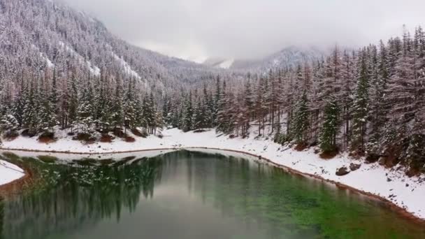 Egy drónfelvétel Green Lake-ről az osztrák Alpokban.. — Stock videók