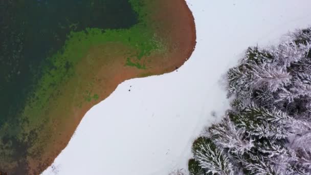 Drohnenschuss vom Grünen See in den österreichischen Alpen. — Stockvideo