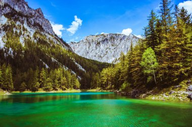 Avusturya 'da eriyen buzdan yapılmış bir göl.