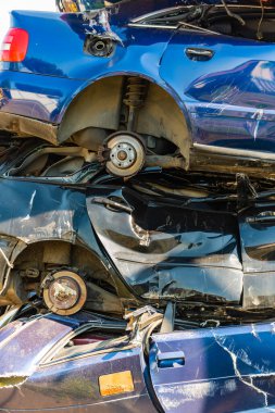 Yığılmış arabalar bir geri dönüşüm tesisinde parçalanacak.