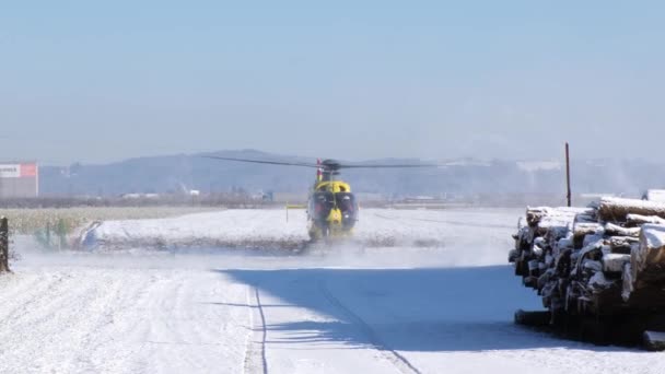 OAMTC hava kurtarma helikopteri acil durum çağrısından sonra kırsal bölgeden kalkıyor.. — Stok video